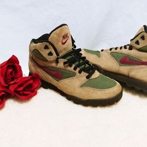Nike Womens Size 9.5 Vintage Suede Hiking Boots